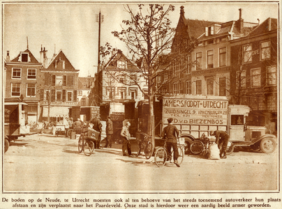 64619 Gezicht op de Neude te Utrecht; uit het westen met bodewagens aan de zuidzijde van het plein.